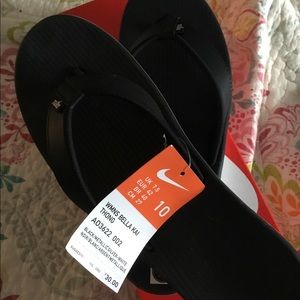 NIKE Women’s Bella Kai Thong Sandal